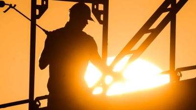 Gerade Beschäftigte auf dem Bau sind häufig von Hautkrankheiten wie Hautkrebs betroffen. (Foto: Julian Stratenschulte/dpa/dpa-tmn)