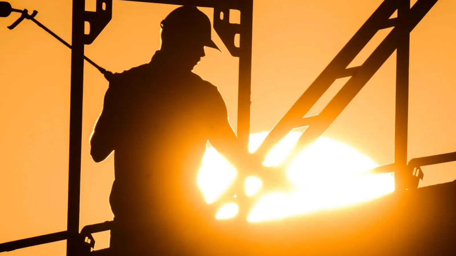 Gerade Beschäftigte auf dem Bau sind häufig von Hautkrankheiten wie Hautkrebs betroffen. (Foto: Julian Stratenschulte/dpa/dpa-tmn)