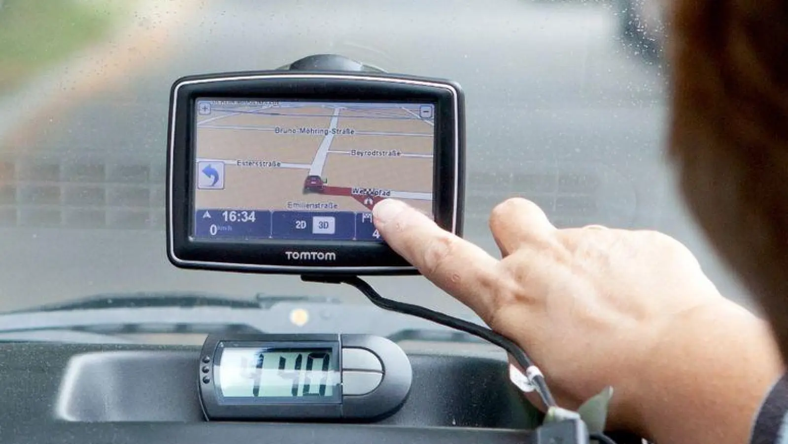 Durch das Navigationsgerät einer Autofahrerin in blieb die Frau in Burghaslach am Berg hängen. (Symbolbild: Silvia Marks/dpa-tmn)