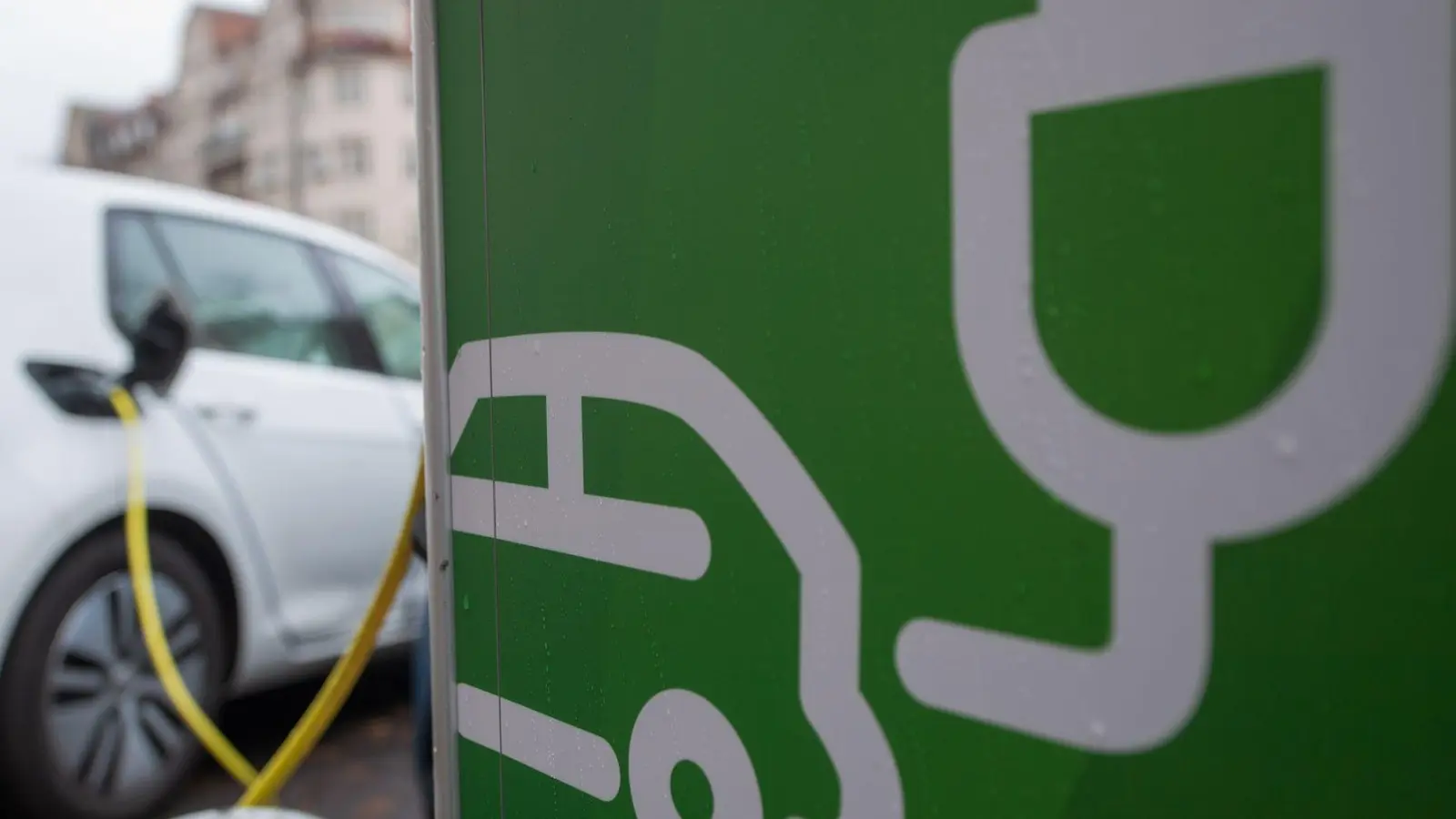 Das Interesse an der neuen staatlichen Förderung zum Elektroauto-Kauf ist groß. (Foto: Hendrik Schmidt/dpa)