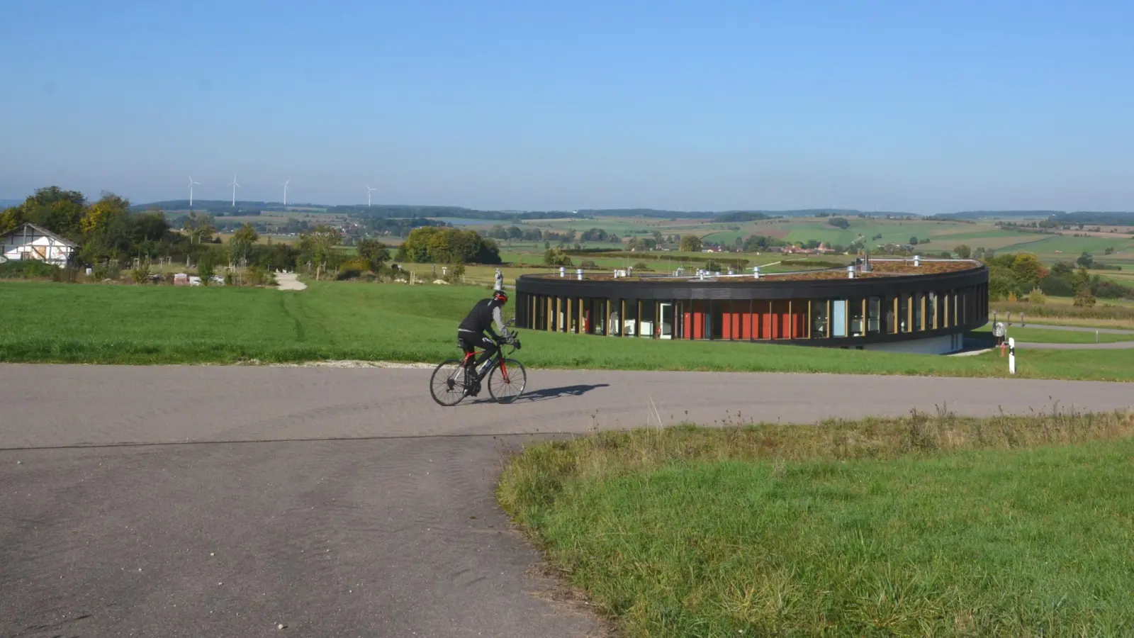 Links des Limeseums, außerhalb der Römerparkfläche, könnte ein Museumsneubau entstehen. Eine Machbarkeitsstudie wird darauf eine Antwort geben. (Foto: Peter Tippl)