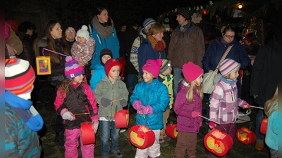 Auch 2024 zog im Rahmen des Sternlesmarkt ein Laternenumzug durch Uehlfeld. (Foto: Christa Frühwald)