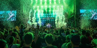 Konfettischnipsel fliegen bei Yungblud über die Main Stage – ein Meer aus abertausenden Papierstücken. (Foto: Mirko Fryska)