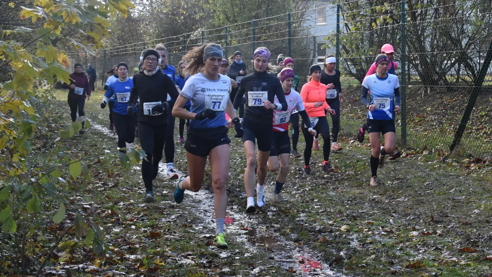 Gleich nach dem Start die erste Schlammpassage und über 8 km liegen noch vor ihnen: Kerstin Liebl (Nr. 77) noch vor der späteren Siegerin Philine Meister. Links daneben Tanja Schienagel mit Kopfhörer. (Foto: Jörg Behrendt)