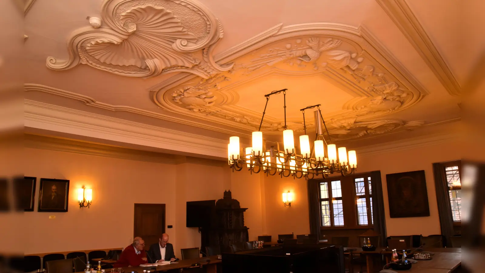 Die Stuckdecke im Sitzungssaal des Rathauses stammt aus dem Schloss Archshofen. Hier kennen Dr. Markus Naser (rechts) und Dr. Karl-Heinz Schneider die Herkunft. Bei anderen Gegenständen im Raum herrscht dagegen Rätselraten. (Foto: Gerhard Krämer)