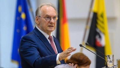 Sachsen-Anhalts Ministerpräsident Reiner Haseloff (CDU) drängt auf eine umfassende Aufarbeitung des Anschlags. (Archivbild) (Foto: Klaus-Dietmar Gabbert/dpa)