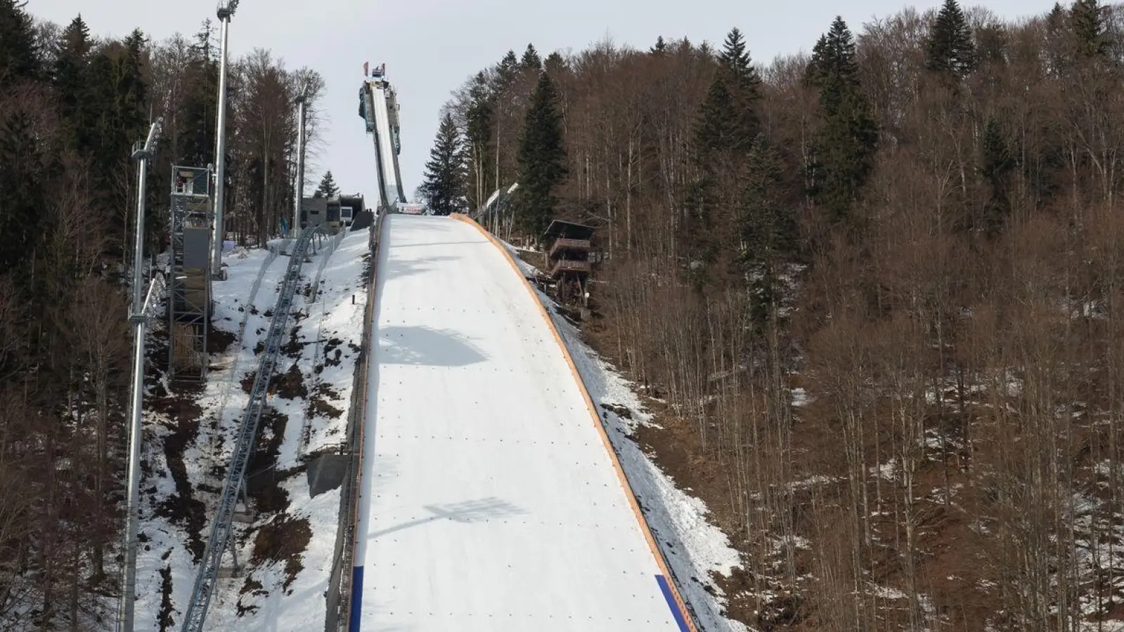 Die Qualifikation für das Skifliegen in Oberstdorf wurde wetterbedingt abgesagt. (Foto: Daniel Karmann/dpa)