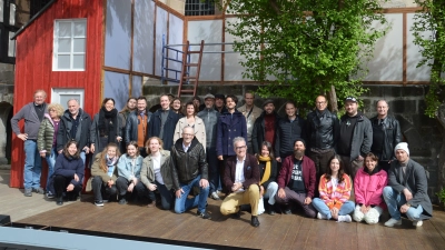 Das Gesamtensemble der Kreuzgangspiele Feuchtwangen – mit Bürgermeister Patrick Ruh.  (Foto: Peter Tippl)