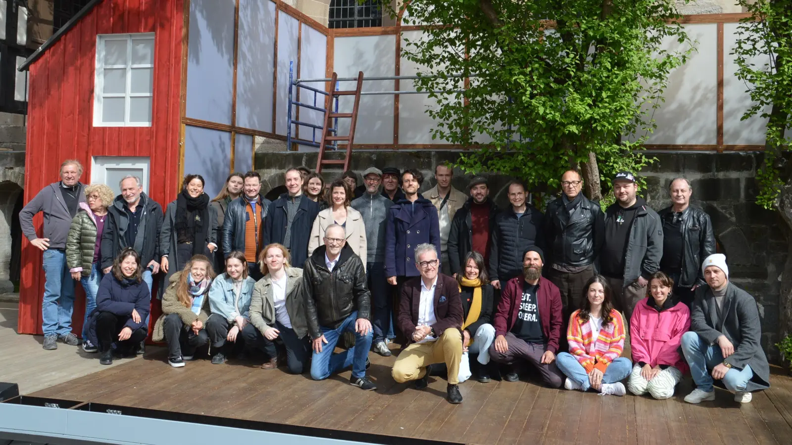 Das Gesamtensemble der Kreuzgangspiele Feuchtwangen – mit Bürgermeister Patrick Ruh.  (Foto: Peter Tippl)