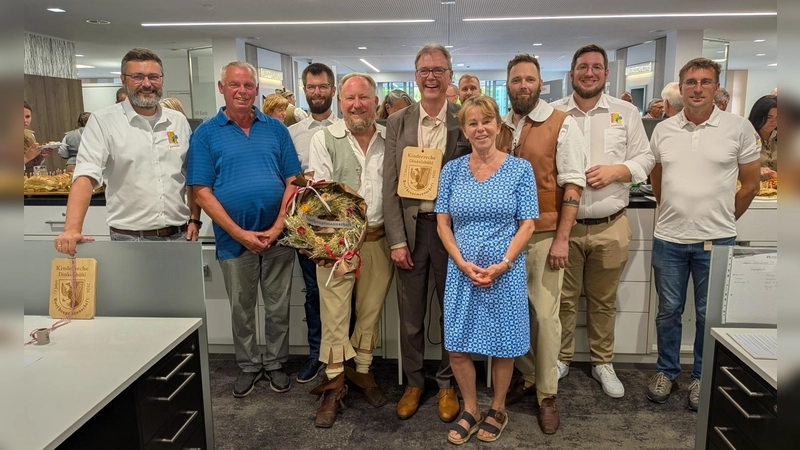 Freuten sich nach der Eröffnung der Ausstellung (von links): Kinderzechvorstand Andreas Mack, zweiter Bürgermeister Georg Pott, Kinderzechvorstand Philipp Kamm, Gruppenleiter Thomas Wenk, VR-Bankvorstand Bernd Großmann, Bürgermeisterin Nora Engelhard, Gruppenleiter Florian Eisenbart und die Kinderzechvorstände Maximilian Mattausch und Philip Schürlein. (Foto: Friedrich Zinnecker)