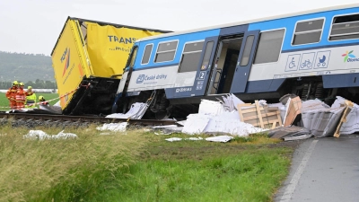 Bei Prostejov in Tschechien sind ein Personenzug und ein Lastwagen zusammengestoßen. (Foto: Peøina Ludìk/CTK/dpa)