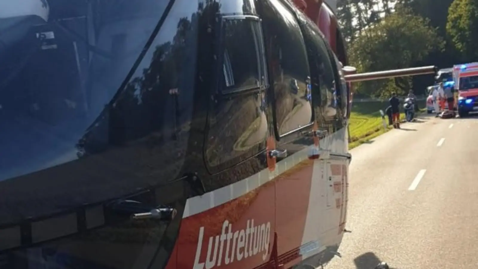 Zwischen Abtsgreuth und Altershausen wurde bei einem Unfall ein Motorradfahrer verletzt. Mit einem Rettungshubschrauber kam er in eine Klinik. (Foto:  Feuerwehr Münchsteinach)