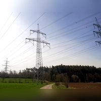 Die Stromleitung zwischen Fernabruenst und Raitersaich: Durch den Wald rechts hinten würde für den Ersatzneubau der Juraleitung eine etwa 120 Meter breite Schneise geschlagen. (Foto: Heinz Wraneschitz)