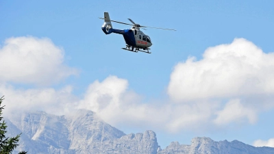 Per Rettungshubschrauber konnte der Wanderer schließlich geborgen werden. (Symbolbild) (Foto: Uwe Lein/dpa)