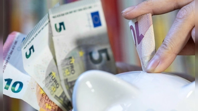 Viele Menschen haben nach eigenen Angaben kein Geld übrig, um sich etwas anzusparen. (Symbolbild) (Foto: Hendrik Schmidt/dpa)