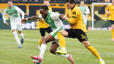 Noel Futkeu (M, SpVgg Greuther Fürth) im Zweikampf mit Thomas Keller (r, Dynamo Dresden). Der Dresdner traf zur Führung. (Foto: Sebastian Kahnert/dpa)