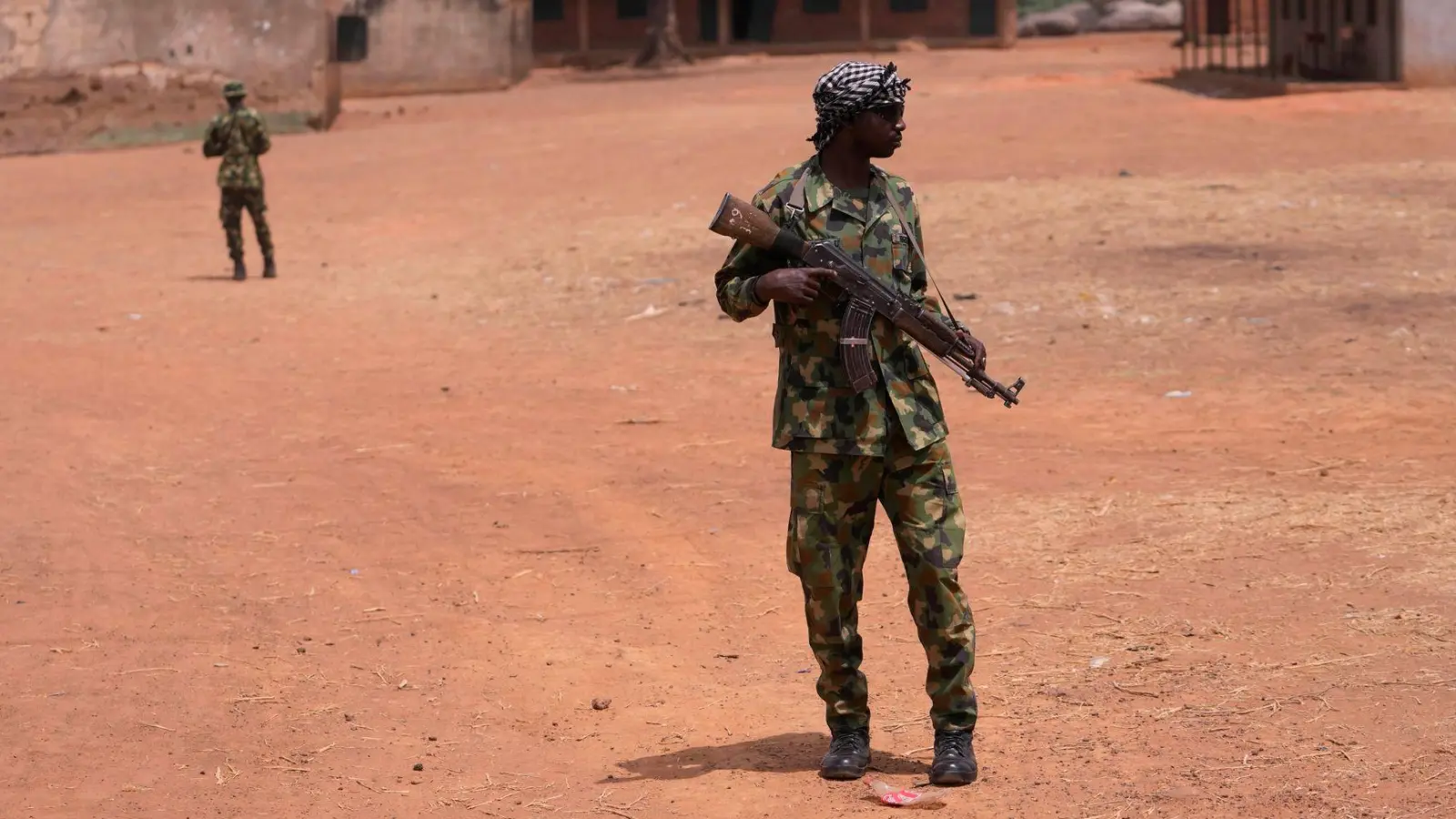 Sowohl kriminelle Banden als auch Terrormilizen entführen immer wieder Schulkinder in Nigeria. (Archivbild) (Foto: Sunday Alamba/AP/dpa)