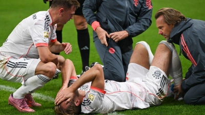 Harry Kane hat sich beim Bayern-Sieg in Frankfurt offenbar nicht schwerer verletzt. (Foto: Arne Dedert/dpa)