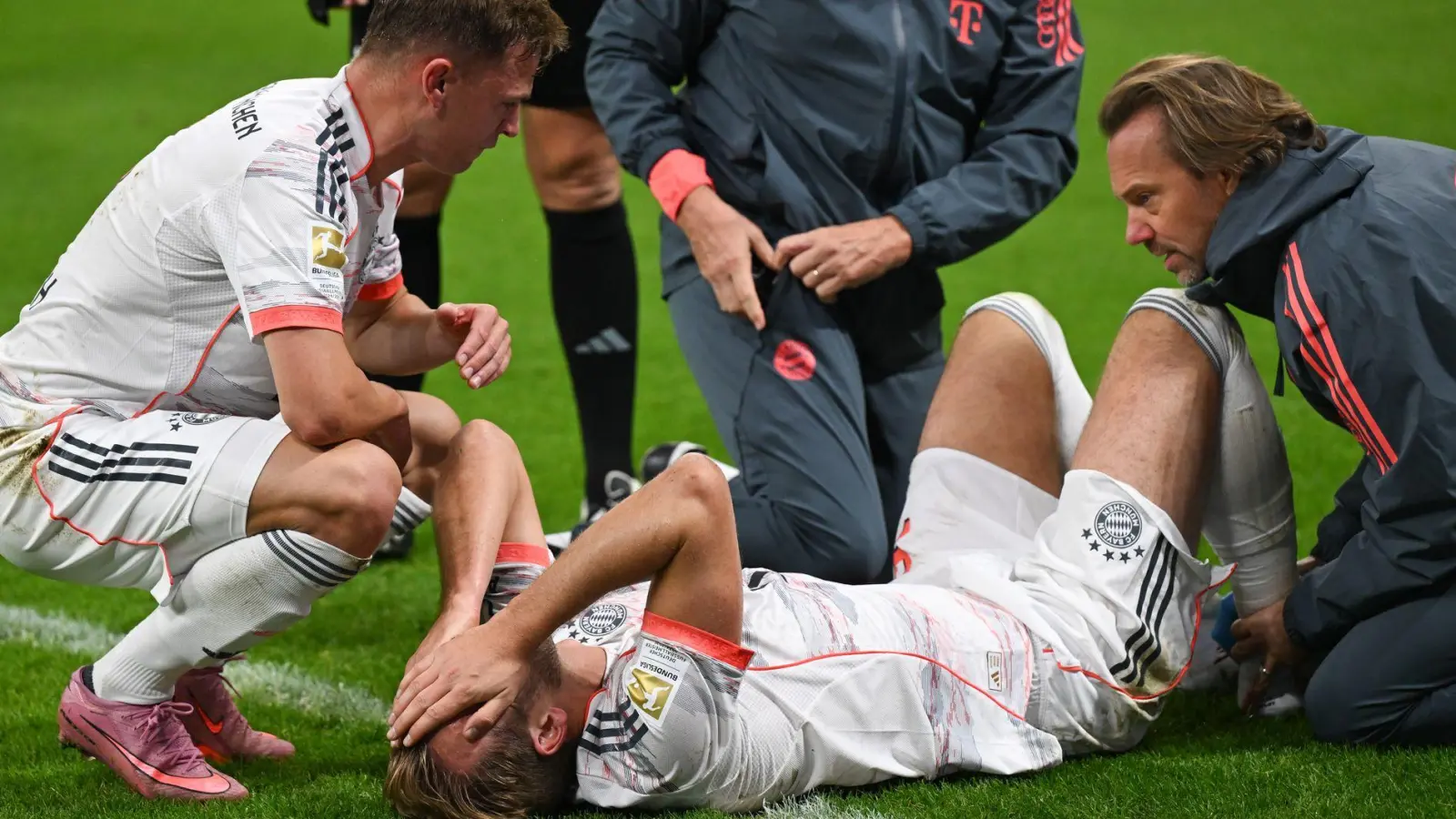 Harry Kane hat sich beim Bayern-Sieg in Frankfurt offenbar nicht schwerer verletzt. (Foto: Arne Dedert/dpa)