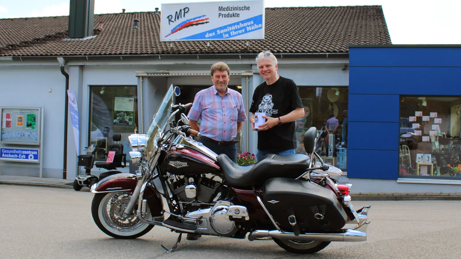 Mit seiner Harley-Davidson fährt Markus Fabi (rechts) am 4. Juli zum Toy Run nach Bamberg. Robert Meyer unterstützt die Aktion mit einer persönlichen Spende. (Foto: Constantin Prosch)