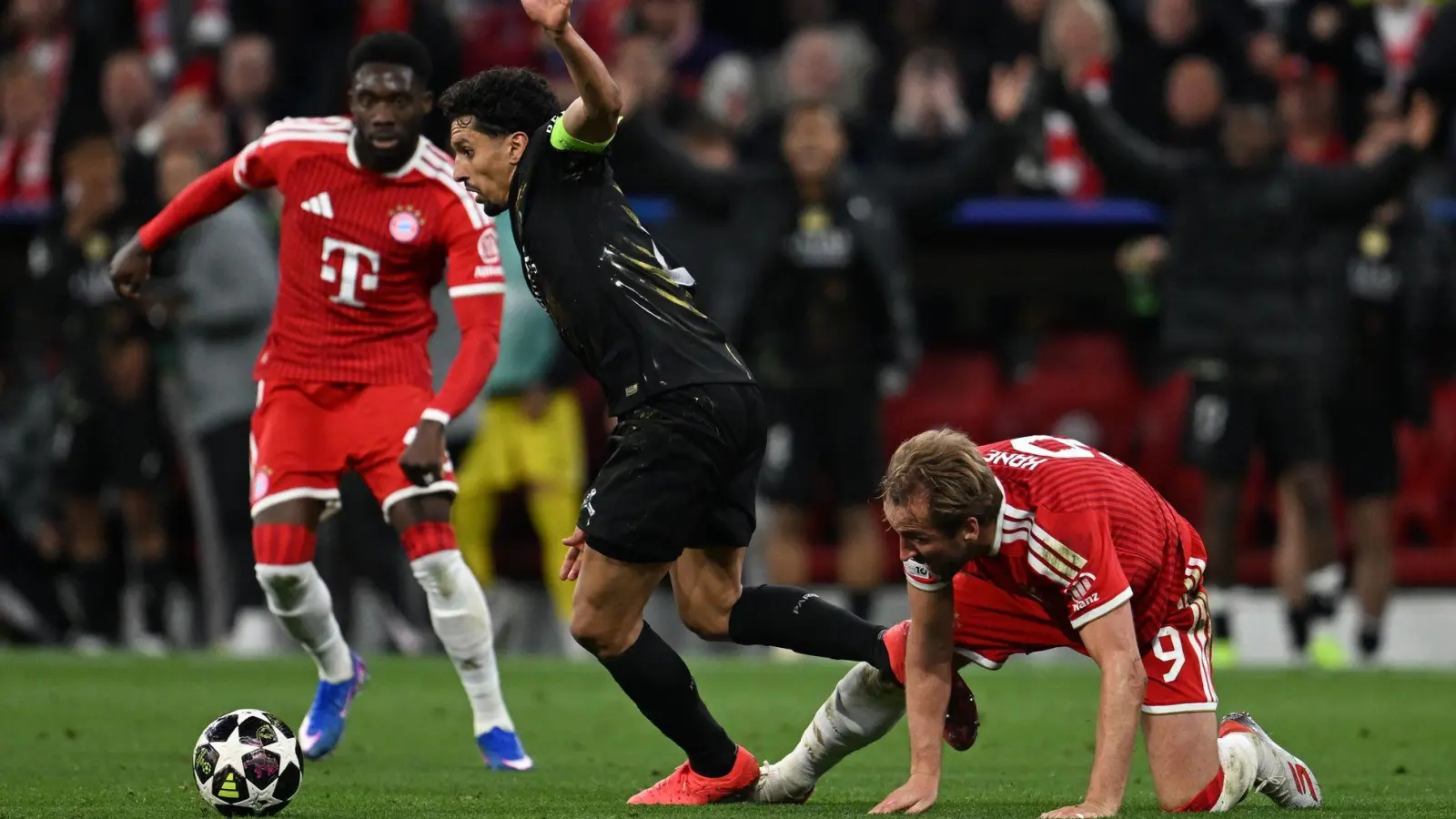 Alphonso Davies (l), hier noch in Aktion gegen Paris, fällt erneut verletzt aus. (Foto: Sven Hoppe/dpa)