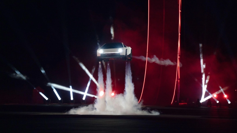 Der Sportwagen werde 2028 in die Produktion gehen und man werde ihn kaufen können, sagte Tesla-Chef Elon Musk. (Foto: Tesla/dpa)