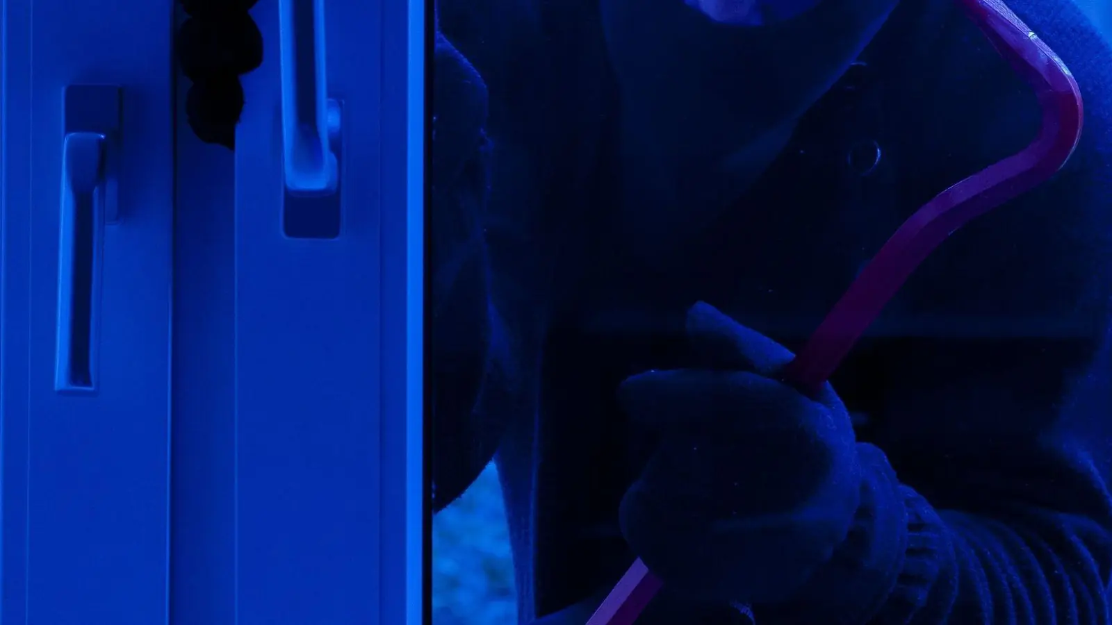 Unbekannte sind in der Nacht auf Samstag in die ehemalige Bank in Mitteleschenbach eingebrochen. (Symbolbild: Carsten Rehder/dpa)