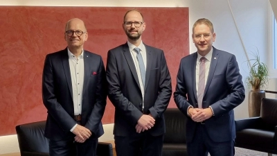 Vorstandsvorsitzender Werner Frieß (von links) mit seinem künftigen Vorstandsmitglied Tobias Mildner, der derzeit noch in Kassel arbeitet, und dem Verwaltungsratsvorsitzenden, Landrat Dr. Jürgen Ludwig. (Foto: Sparkasse Ansbach)