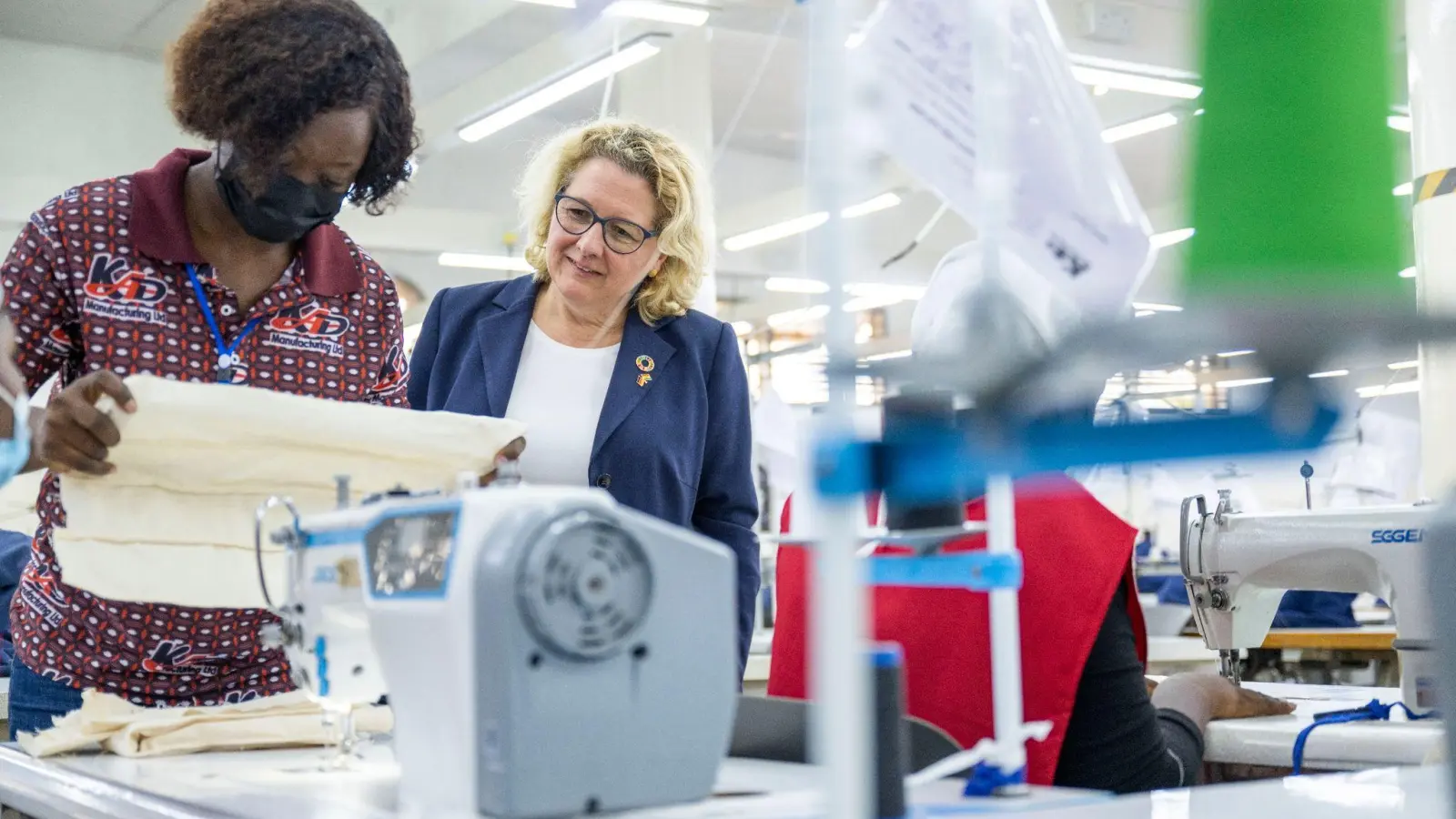 Zehn Jahre nach der Katastrophe von Rana Plaza in Bangladesch sieht Entwicklungsministerin Svenja Schulze (r, SPD) die weltweite Textilindustrie noch immer vor großen Herausforderungen. (Foto: Christophe Gateau/dpa)