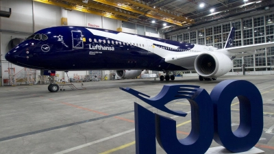 Frischer Lack für einen Lufthansa-Airbus: Die Fluggesellschaft feiert das Jubiläum ihres hundertjährigen Bestehens. (Foto: Carsten Hoefer/dpa)