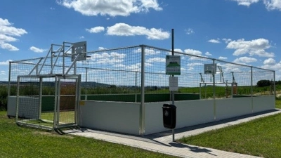 Das Multifunktionsspielfeld in Schauerheim erfreut sich großer Beliebtheit. Es kann zum Basketball- und Fußballspielen genutzt werden. Gefördert wurde das Projekt über das Regionalbudget. (Foto: Frank Maes)