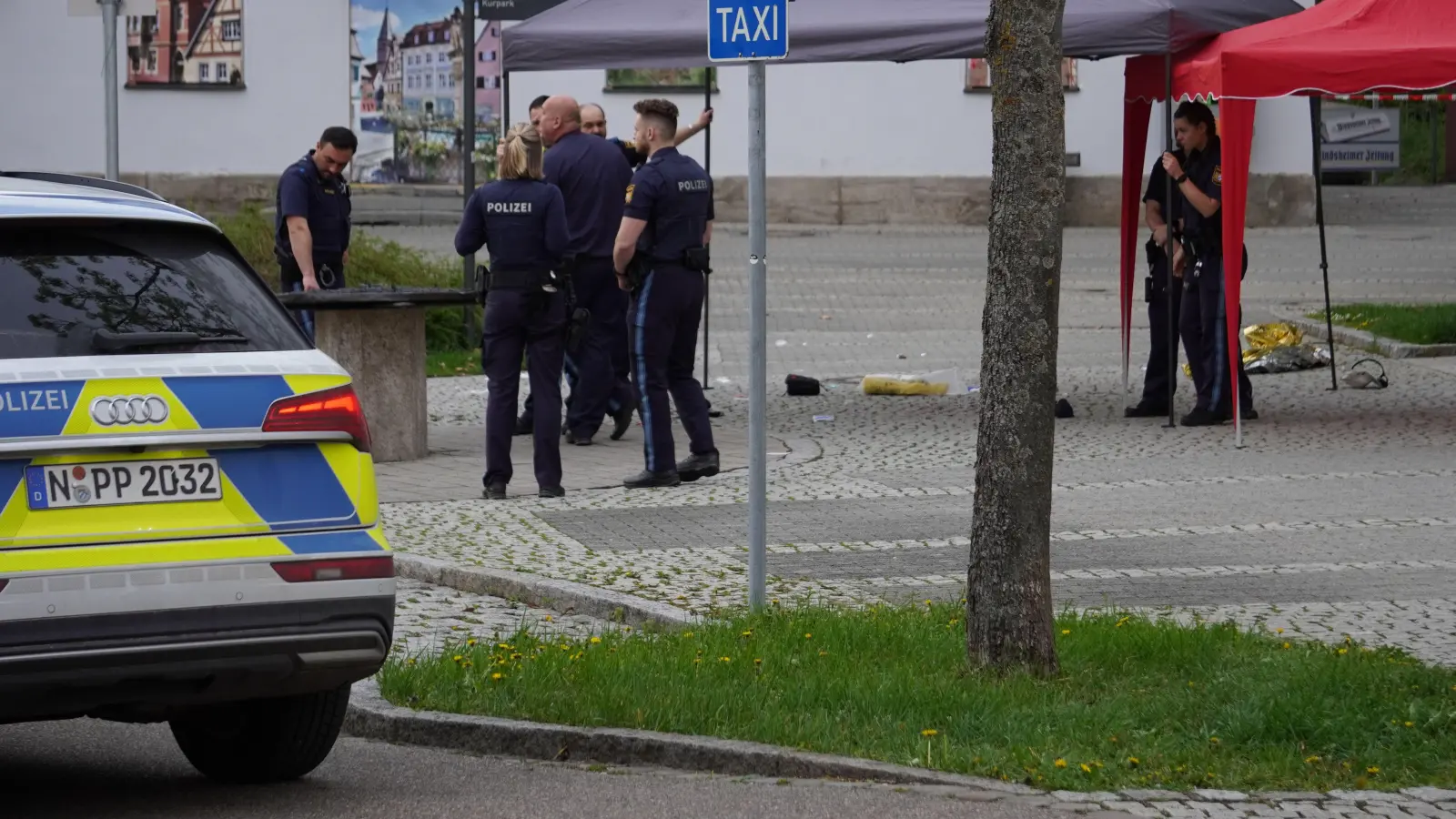 Ein Großaufgebot der Polizei war am 5. April 2024 am Bahnhof in Bad Windsheim im Einsatz, weil ein Mann ein Auto stehlen wollte. Beamte gaben drei Schüsse auf den Mann ab, weil er eine Waffe in der Hand hielt und sich nicht ergeben wollte. (Foto: Bastian Lauer)