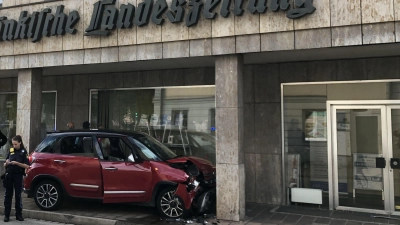 Zwischen zwei Säulen des FLZ-Gebäudes in Ansbach kam der Fiat 500 zum Stehen. (Foto: Florian Pöhlmann)