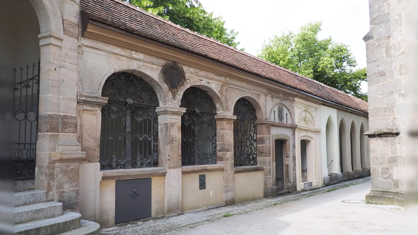 Auch wenn sich die historischen Grabbauten auf dem Ansbacher Stadtfriedhof im Detail unterscheiden, ergeben sie dennoch zusammen ein weitgehend geschlossenes Bild.  (Foto: Bezirk Mittelfranken/Julia Krieger)