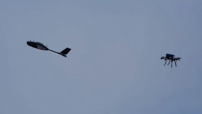 Mit ihren Drohnen versetzt die Ukraine der russischen Ölindustrie immer wieder schwere Schläge. (Archivbild) (Foto: Efrem Lukatsky/AP/dpa)