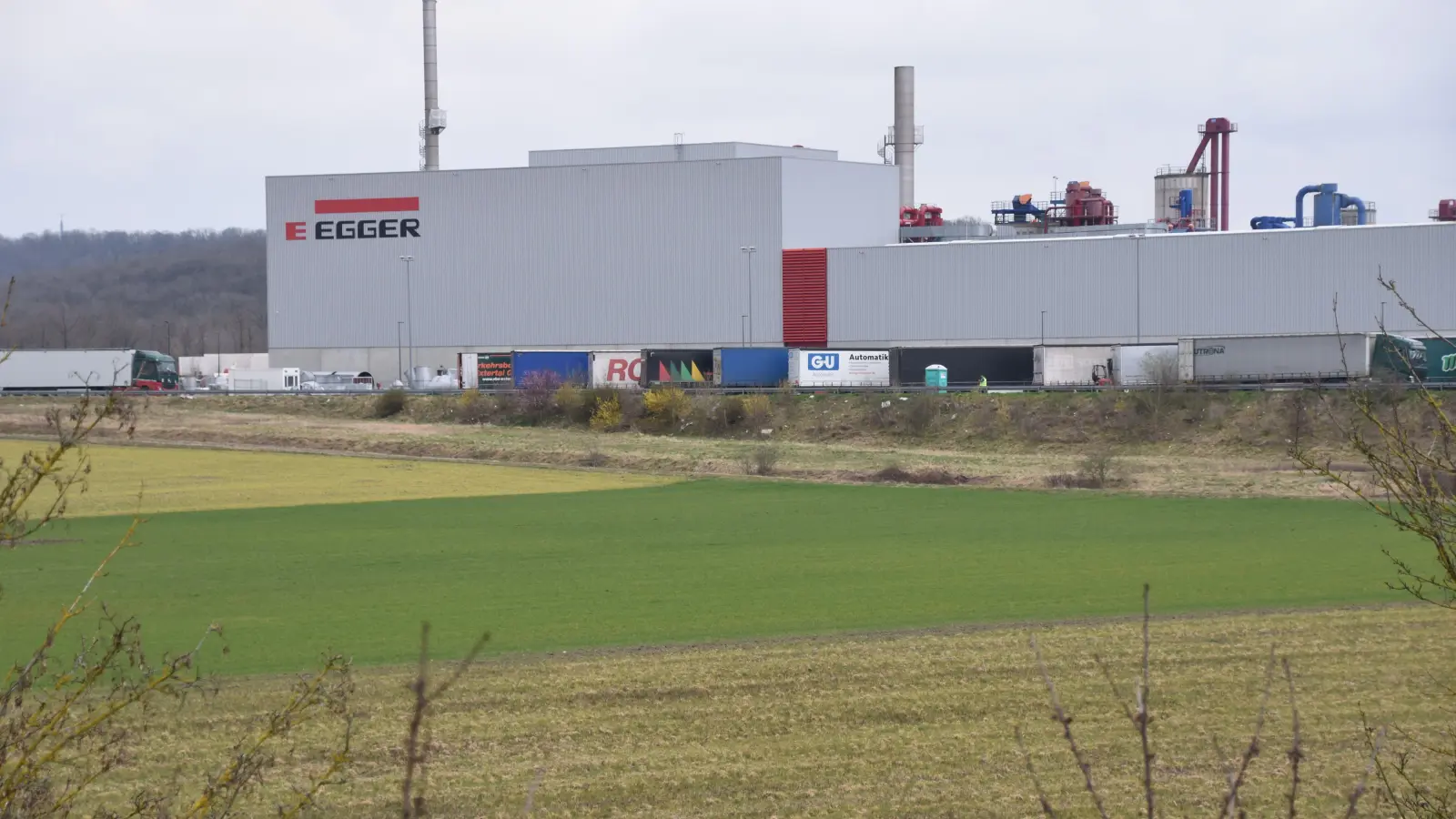 Wo einst Rauch stand, steht seit kurzem Egger. Das ist längst nicht die einzige Neuerung beim Markt Bibarter Spanplattenwerk. In drei Jahren soll auf dem Gelände im Bildvordergrund ein Hochregallager stehen. (Foto: Andreas Reum)