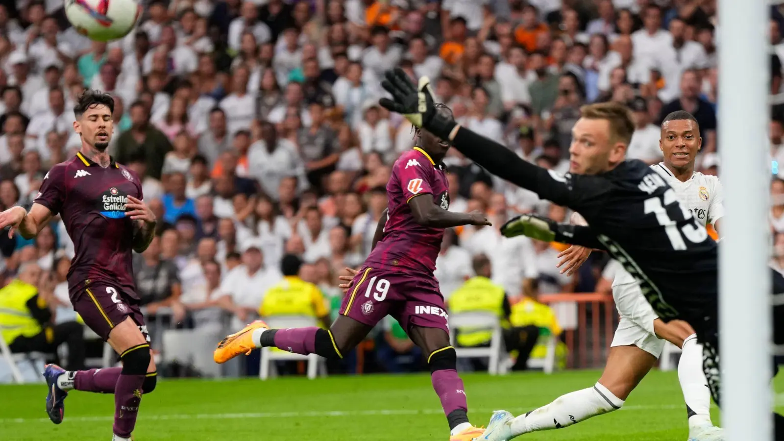 Wechselt zu Werder Bremen: Der Torwart Karl Hein. (Foto: Manu Fernandez/AP/dpa)