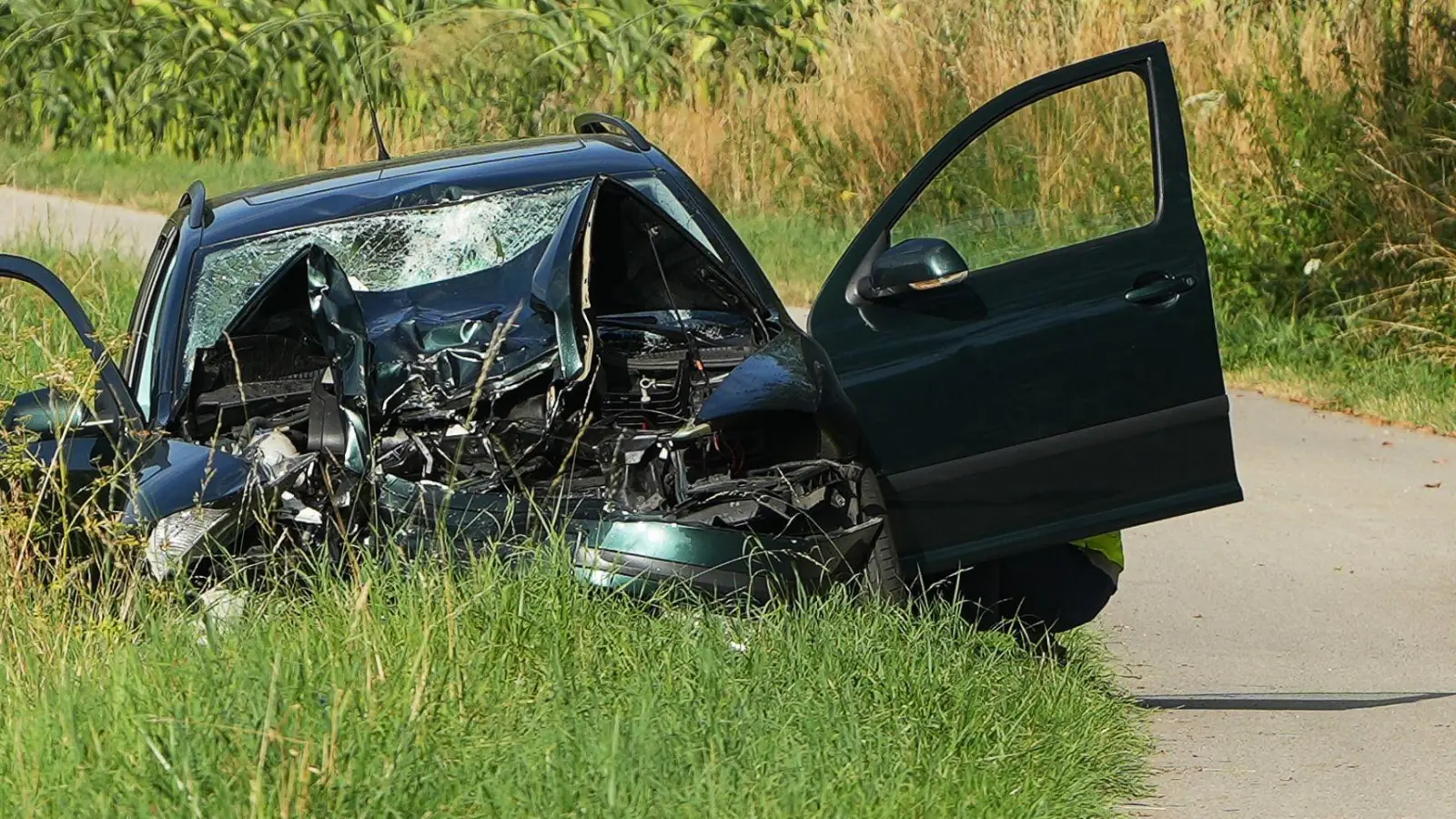 Nach dem Unfall stand das schwerbeschädigte Auto an der Unfallstelle. (Foto: Felix Kirberg/dpa)