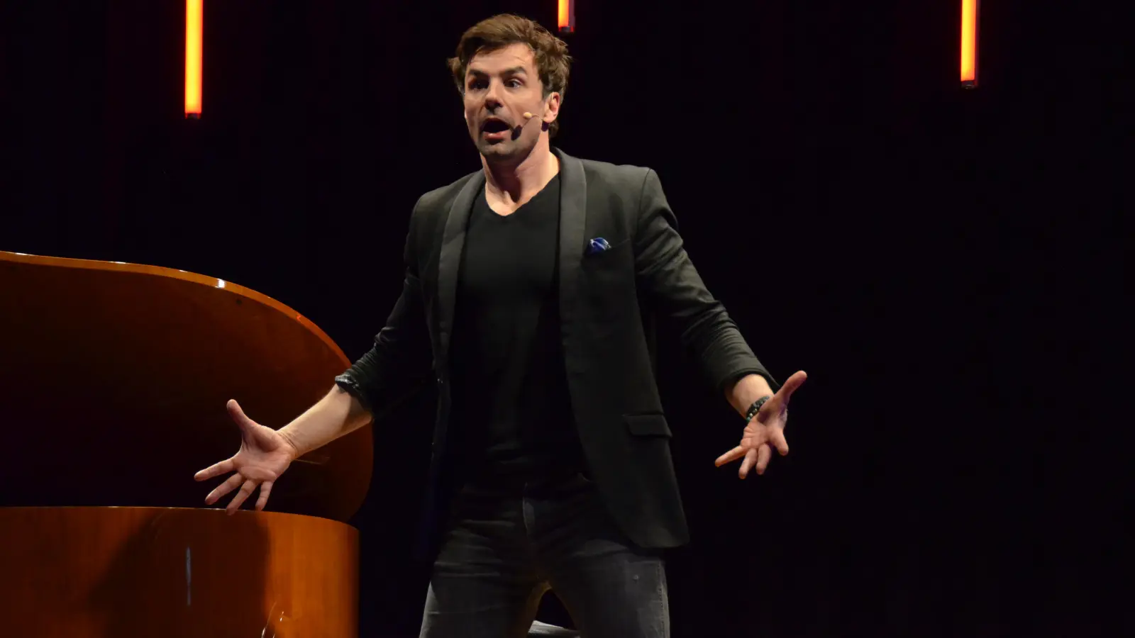 Komisch und nicht immer politisch korrekt: Lars Redlich sprach über problematische Dates und blickte in die Abgründe der Wäschetruhe. (Foto: Yvonne Neckermann)