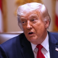 Donald Trump lockerte zunächst die Regeln für die KI-Industrie. (Archivbild) (Foto: Jacquelyn Martin/AP/dpa)