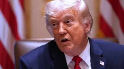 Donald Trump lockerte zunächst die Regeln für die KI-Industrie. (Archivbild) (Foto: Jacquelyn Martin/AP/dpa)