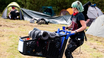 Unter dem Motto „Sylt für alle“ veranstaltet die Gruppe „Aktion Sylt“ ein mehrwöchiges Protestcamp. (Foto: Daniel Bockwoldt/dpa)