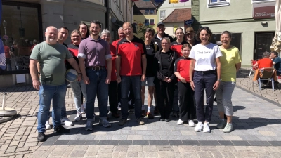 Zukunftweisendes Teamwork: Jürgen Wolf (li.), Simon Horand (Fünfter von links) und Bürgermeisterin Elke Homm-Vogel (Zweite v.r.) konnten beim Altstadtfest auf die Volleyballer des TSV Ansbach zählen. (Foto: Florian Pöhlmann)