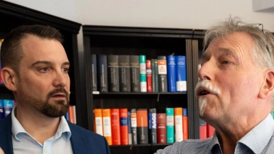 Einer der ersten Kläger ist Joachim Alfred Wagner (r), der sich von Rechtsanwalt Daniel Kuhlmann vertreten lässt.  (Foto: Dieter Menne/dpa)