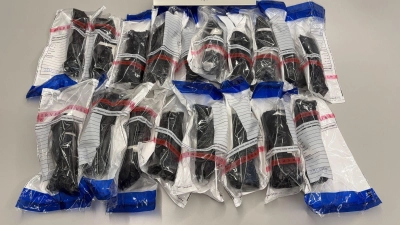 Die Polizei fand die sechs Kilogramm Amphetamin, die in 18 Päckchen verpackt waren, in einem Versteck im Auto.  (Foto: -/Polizeipräsidium Niederbayern/dpa)