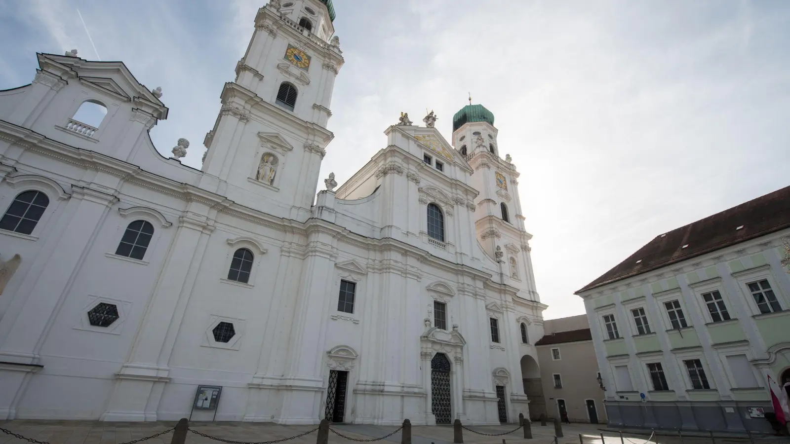 Im Passauer Dom findet im kommenden Herbst ein Konzert des Symphonieorchesters des Bayerischen Rundfunks mit Dirigent Simon Rattle statt. (Symbolbild) (Foto: Armin Weigel/dpa)