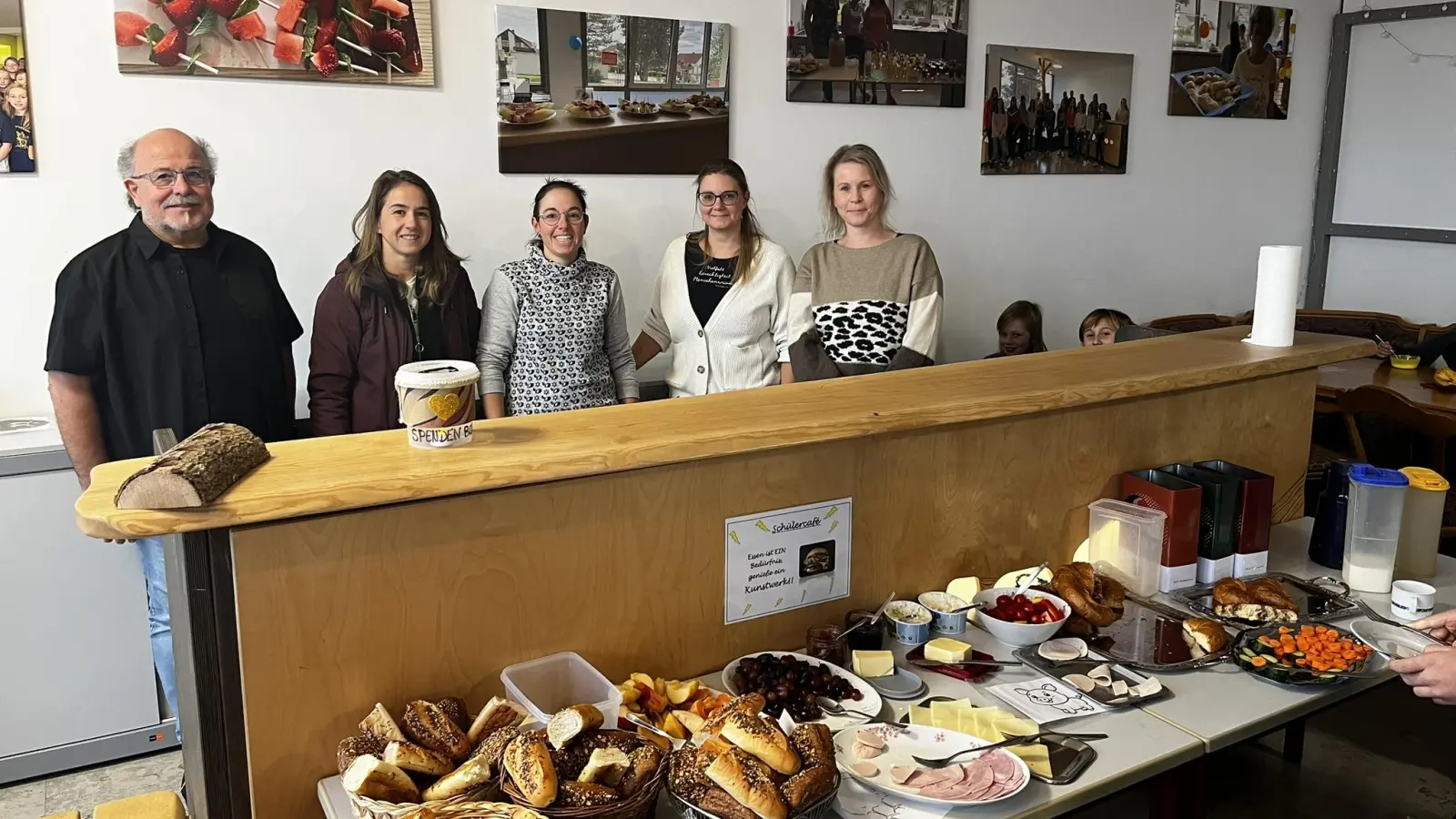 Das Team von einem Morgen des Schulfrühstücks – weitere Helfer kommen an den anderen Tagen (v. l.): Schulleiter Gerhard Bräunlein, Monika Hiemeyer, Barbara Weigl, Susanne Früh und Brigitte Sonnenleiter. (Foto: Johannes Flierl)