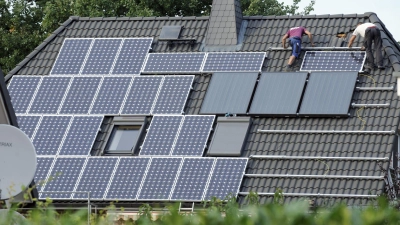 Der Bau von neuen Solaranlagen stockt - vor allem im Privatbereich. (Archivbild) (Foto: Rainer Jensen/dpa)