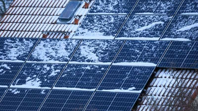 Schnee auf Solarmodulen kann im Winter den Stromertrag mindern: Doch das Abfegen von Schnee birgt Unfallgefahr und kann die empfindlichen Module beschädigen. (Foto: Jan Woitas/dpa/dpa-tmn)
