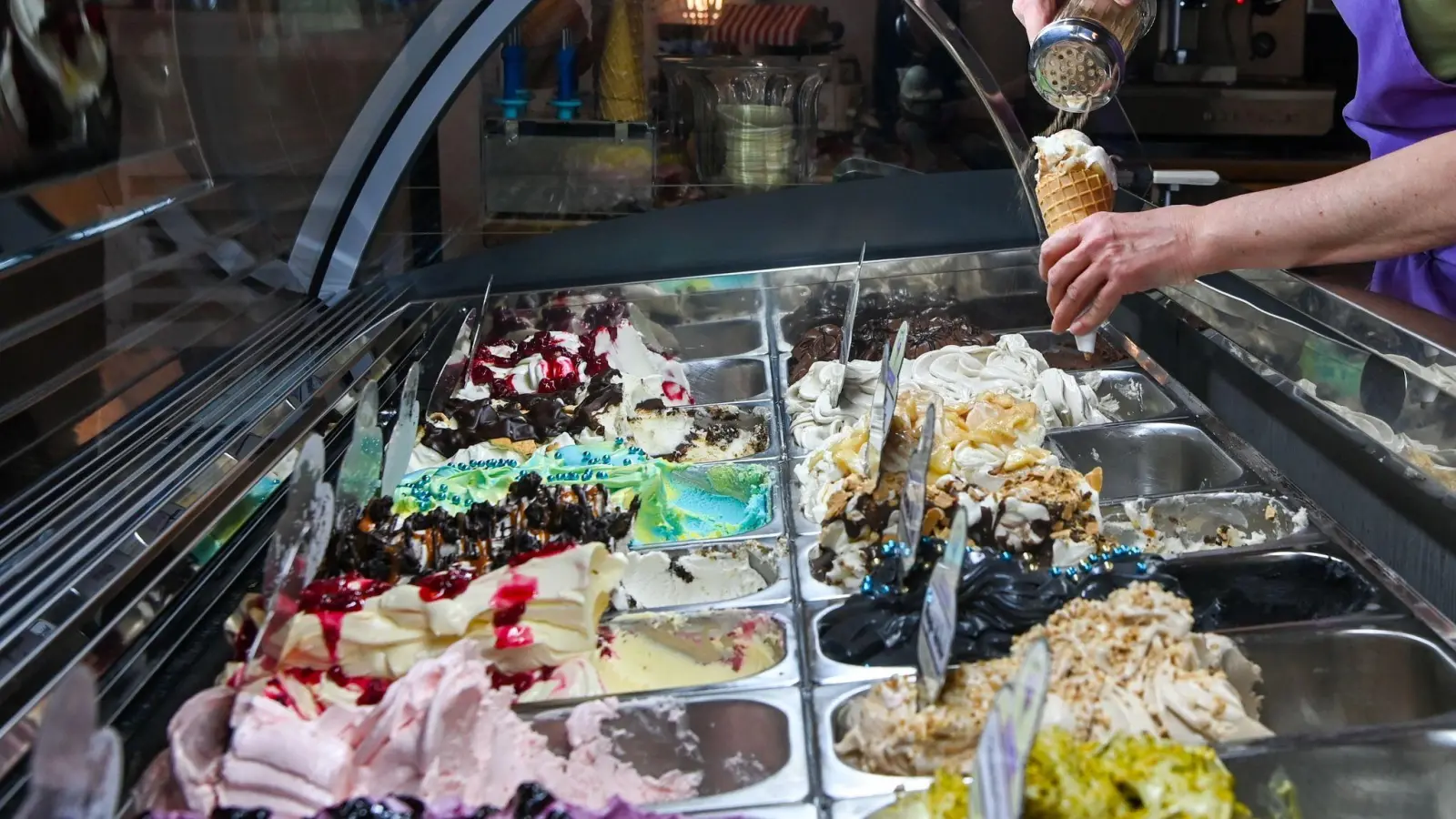 Eis verkaufen in den Ferien: Für Schülerinnen und Schüler ab 15 Jahren ist das eine von mehreren Möglichkeiten, ihr Taschengeld aufzubessern. (Foto: Jens Kalaene/dpa/dpa-tmn)